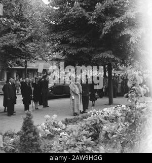 People Entertainment in Amsterdam. Ext. Rep. Die verschiedenen Festlichkeiten n.a.v. Befreiung in der Hauptstadt [Kranz von H. M. Königin Wilhelmina von der Apollo Avenue, rechts amtierender Bürgermeister F. de Boer.] Anmerkung: Völlig links Chef H.J. Versteeg, Büro bis 1. Juli 1945 Datum: 28. Juni 1945 Ort: Amsterdam, Noord-Holland Schlüsselwörter: Befreiungsfeste, Name Der Person im zweiten Weltkrieg: Boer, F., Versteeg, HJ, Wilhelmina (Königin Niederlande) Stockfoto