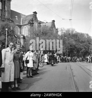 People Entertainment in Amsterdam. Ext. Rep. Die verschiedenen Festlichkeiten nach der Befreiung der Hauptstadt [Publikum wartet auf Ankunft Königin Wilhelminas] Datum: 28. Juni 1945 Ort: Amsterdam, Noord-Holland Schlüsselwörter: Befreiungsfeste, Weltkrieg Stockfoto