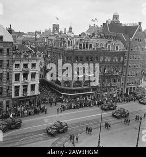 People Entertainment in Amsterdam. Ext. Rep. Die verschiedenen Festlichkeiten nach der Befreiung der Hauptstadt [Parade der Kampffahrzeuge auf dem Rokin zum Staudamm] Datum: 28. Juni 1945 Ort: Amsterdam, Noord-Holland Schlüsselwörter: Befreiungsfeste, Zweiter Weltkrieg Stockfoto