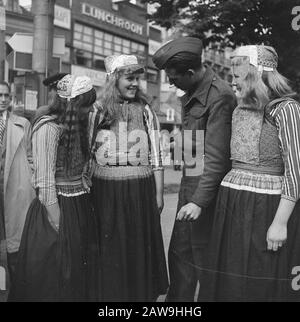 People Entertainment in Amsterdam. Ext. Rep. Die verschiedenen Festlichkeiten nach der Befreiung der Hauptstadt [Mädchen in den Kostümen von Marken und Militär] Datum: 28. Juni 1945 Ort: Amsterdam, Noord-Holland Schlüsselwörter: Befreiungsfeste, Zweiter Weltkrieg Stockfoto