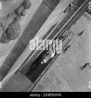 People Entertainment in Amsterdam. Ext. Rep. Die verschiedenen Festlichkeiten nach der Befreiung der Hauptstadt [Königin Wilhelmina auf dem Balkon der Palien am Dam, fotografiert von oben] Datum: 28. Juni 1945 Ort: Amsterdam, Noord-Holland Schlüsselwörter: Befreiungsfeste, Weltkrieg Stockfoto