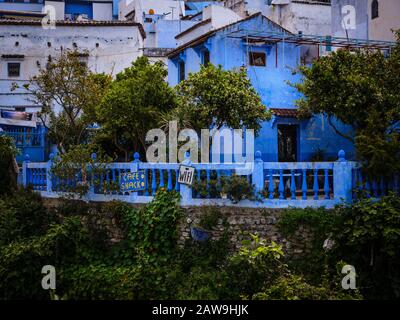 Chefchaouen, MAROKKO - CIRCA MAI 2018: Typische Straße von Chefchaouen in Marokko. Stockfoto