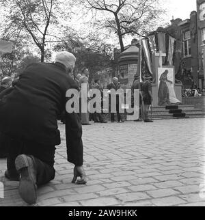 People Entertainment in Amsterdam. Rep. Die verschiedenen Festlichkeiten nach der Befreiung der Hauptstadtfeier am Denkmal Datum: 28. Juni 1945 Ort: Amsterdam, Noord-Holland Schlüsselwörter: Befreiungsfeste, 2. Weltkrieg Stockfoto