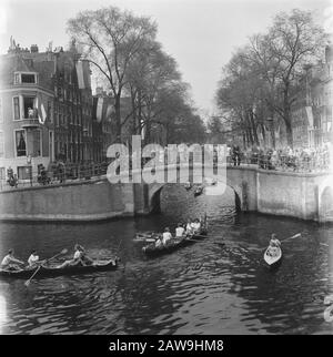 People Entertainment in Amsterdam. Ext. Rep. Die verschiedenen Festlichkeiten nach der Befreiung der Hauptstadt Regatta der Kanäle Datum: 28. Juni 1945 Ort: Amsterdam, Noord-Holland Schlüsselwörter: Befreiungsfeste, 2. Weltkrieg Stockfoto