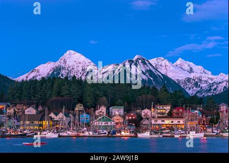 Blick von der Japonski Island der Alaska Native Brotherhood und der majestätischen schneebedeckten Bergkette in Sitka, Alaska, USA. Stockfoto