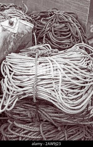 Aufgewirbtes und verstautes Seil und verdrehte Nylonlinie, die für kommerzielle Langleinenfischerei verwendet wird, auf der Katlian Street in Sitka, Alaska, USA. Langlauffischen, o. Stockfoto