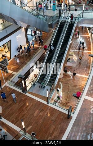 Singapur. Januar 2020. Der Innenblick auf Die Shoppes im Marina Bay Sands Gebäude Stockfoto