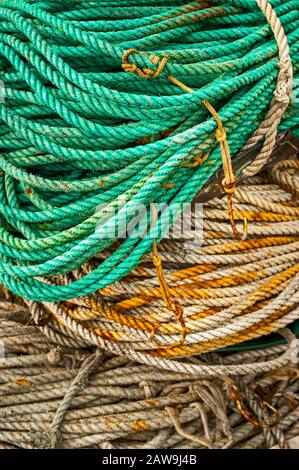 Aufgewirbtes und verstautes Seil und verdrehte Nylonlinie, die für kommerzielle Langleinenfischerei verwendet wird, auf der Katlian Street in Sitka, Alaska, USA. Langlauffischen, o. Stockfoto