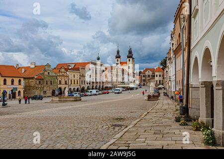 TelC/Tschechien - 27. September 2019: Blick auf die historische Innenstadt, den UNESCO-Welterbe mit Arkadenhäusern und Kopfsteinpflasterstraße. Stockfoto