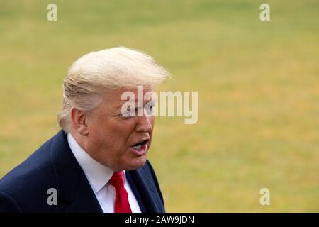 Washington DC, USA. Februar 2020. Präsident der Vereinigten Staaten Donald J. Trump spricht am Freitag, den 7. Februar 2020, mit Medienmitgliedern auf dem South Lawn des Weißen Hauses in Washington, DC, USA, da er für einen Tagesausflug abfährt, um auf dem North Carolina Opportunity Now Summit in Charlotte, North Carolina, Bemerkungen zu machen. Kredit: Stefani Reynolds/CNP weltweite Nutzung Credit: Dpa Picture Alliance/Alamy Live News Stockfoto