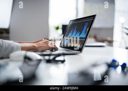Nahaufnahme der Hand Analyse der eine Geschäftsfrau Graph auf Laptop Stockfoto
