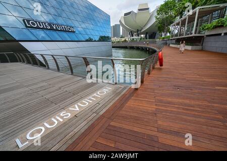 Singapur. Januar 2020. Der Blick auf das Louis Vuitton Geschäft in der Marina Bay Promenade Stockfoto