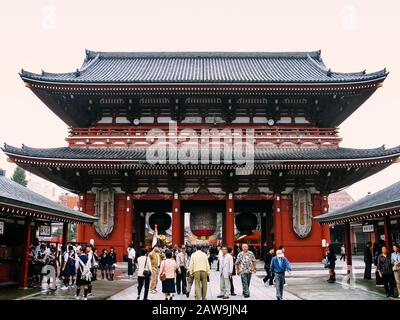 Das Innentor Hozomon des Sensoji-Tempels in Asakusa, Tokio, Japan, Asien Stockfoto