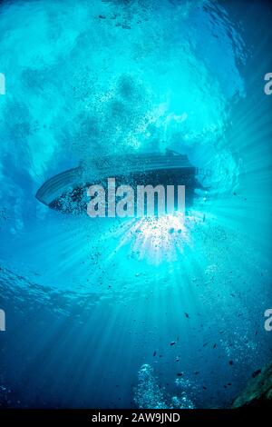 Tauchboot unter Wasser mit Sonnenstrahlen Stockfoto