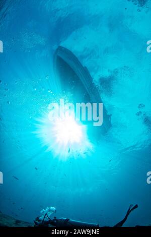 Tauchboot unter Wasser mit Sonnenstrahlen Stockfoto