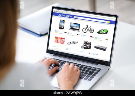 Nahaufnahme der Kaufmann Hand tun, Online Shopping auf Laptop im Büro Stockfoto