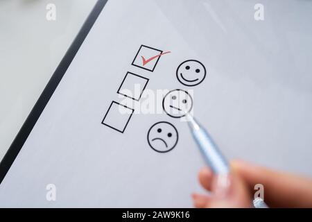 Hand der Person, Die Mit dem Stift Aus Dem Kontrollkästchen Tickt Stockfoto