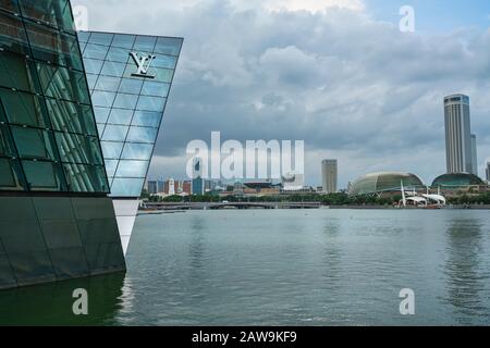 Singapur. Januar 2020. Der Blick auf das Louis Vuitton Geschäft in der Marina Bay Promenade Stockfoto