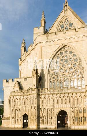 Detail der mittelalterlichen Westfront der Exeter Kathedrale von c 1340. Stockfoto