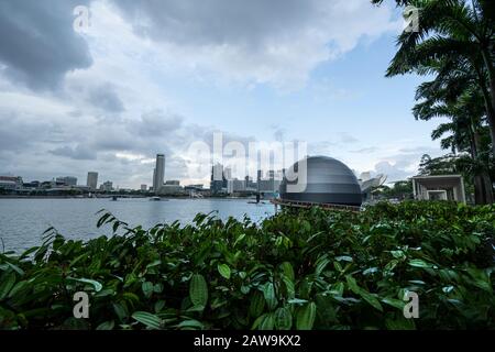 Singapur. Januar 2020. Ein Panoramablick auf die Wolkenkratzer in der Marina Bay bei Sonnenuntergang Stockfoto