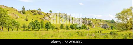 Panorama des Tals Eselsburger Tal bei der Brenz - Juwel der schwäbischen alpen (Schwaebische Alb), Grünwiese / Grünland vor Eselsburg, Germ Stockfoto