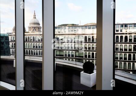 30 Cannon Street und St Paul's Cathedral, London, Großbritannien Stockfoto