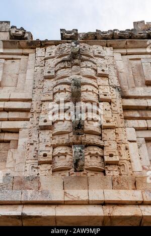 Ein Detail der Vogelmaske an der Fassade des Nunnery Quadrangle in Uxmal, Yucatan, Mexiko. Stockfoto