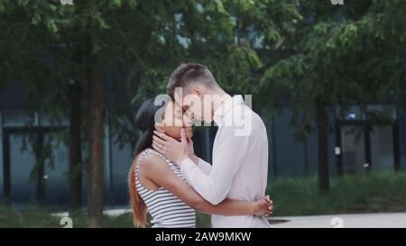 Multiethnische Frauen und Männer, die ihre Stirn zusammenfügen. Beziehungskonzept. Stockfoto