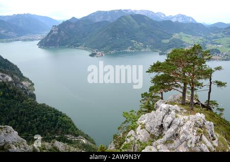 Der Traunsee ist einer von vielen schönen Seen im berühmten Salzkammergut in Österreich. Sie wird vom Traunstein aus gesehen, einem sehr beliebten Berghügel Stockfoto