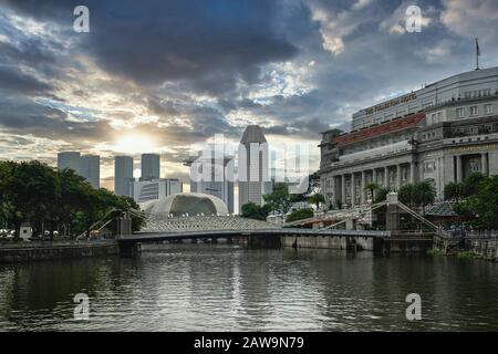 Singapur. Januar 2020. Die historische Cavenagh Bridge über den Singapore River bei Sonnenuntergang Stockfoto