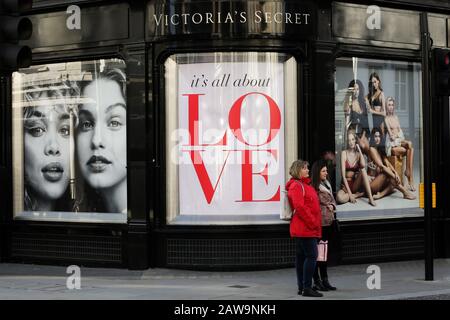 Central London, Großbritannien. 7. Februar 2020 - Frauen stehen vor einer Fensteranzeige mit einem Schild, das "LIEBE" sagt, wie es sich auf den Valentinstag vorbereitet. Credit: Dinendra Haria/Alamy Live News Stockfoto