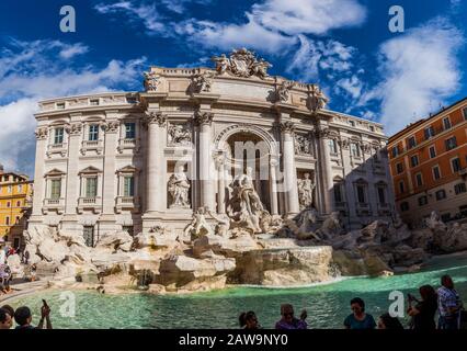 Der Trevi-Brunnen in Rom, Italien am Morgen. Stockfoto