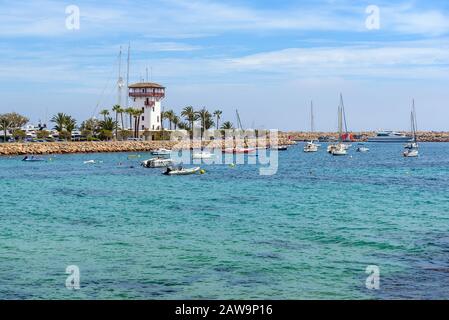 Blick auf die Bucht und den Yachthafen von Puerto Portals an der Südwestküste Mallorcas. Balearen, Spanien Stockfoto