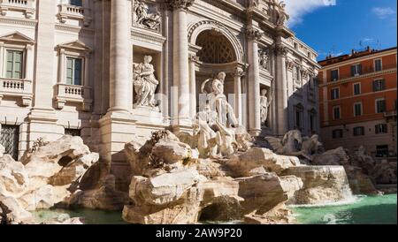 Der Trevi-Brunnen in Rom, Italien am Morgen. Stockfoto