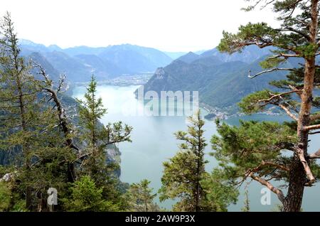 Der Traunsee ist einer von vielen schönen Seen im berühmten Salzkammergut in Österreich. Sie wird vom Traunstein aus gesehen, einem sehr beliebten Berghügel Stockfoto