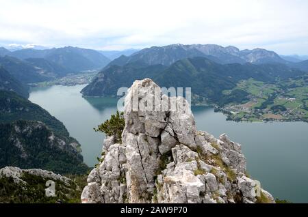 Der Traunsee ist einer von vielen schönen Seen im berühmten Salzkammergut in Österreich. Sie wird vom Traunstein aus gesehen, einem sehr beliebten Berghügel Stockfoto