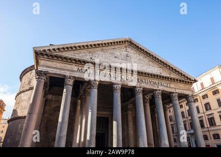 Das Pantheon im Zentrum Roms, Italien. Das Pantheon ist ein ehemaliger römischer Tempel und heute eine Kirche, die 126 n. Chr. fertiggestellt wurde Stockfoto