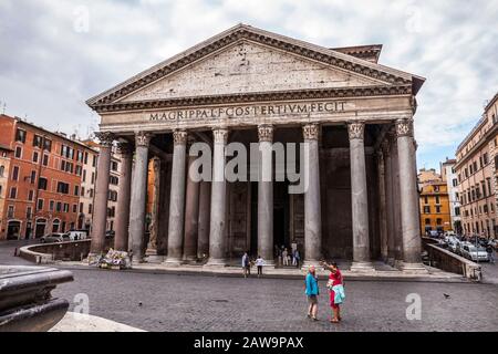 Touristen und Führer vor dem Pantheon im Zentrum Roms, Italien. Das Pantheon ist ein ehemaliger römischer Tempel und heute eine Kirche, die 126 n. Chr. fertiggestellt wurde Stockfoto