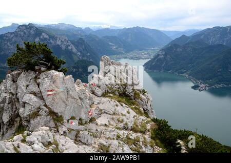 Der Traunsee ist einer von vielen schönen Seen im berühmten Salzkammergut in Österreich. Sie wird vom Traunstein aus gesehen, einem sehr beliebten Berghügel Stockfoto