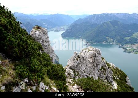 Der Traunsee ist einer von vielen schönen Seen im berühmten Salzkammergut in Österreich. Sie wird vom Traunstein aus gesehen, einem sehr beliebten Berghügel Stockfoto