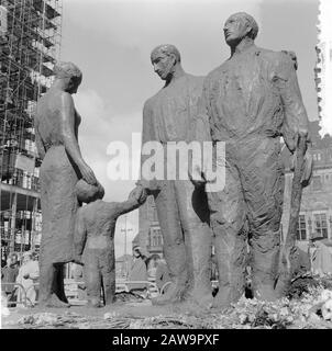 Denkmal für die Gefallenen von Mari Andriessen im Rathaus in Rotterdam Datum: 7. Mai 1957 Ort: Rotterdam, Südholland Stichwörter: Denkmäler Personenname: Andriessen, Mari: Behrens, Herbert/Anefo Urheberrechtsinhaber: Nationalarchiv Materialtyp: Negative (schwarz/weiß) Archivnummer: Siehe Zugang 2.24.01.03 Stockfoto