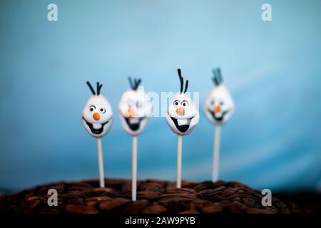 Schneemankuchen knallt vor blauem Hintergrund Stockfoto