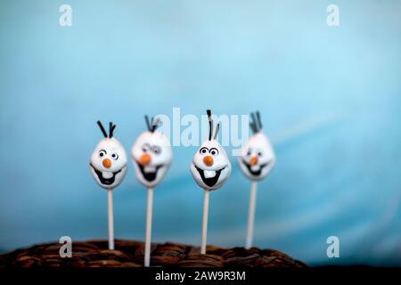 Schneemankuchen knallt vor blauem Hintergrund Stockfoto