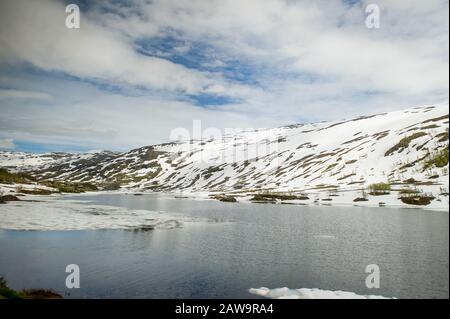 Hordaland/Norwegen. 06.29.2015.Schneelandschaften der Vossevangener Berge in Norwegen Stockfoto