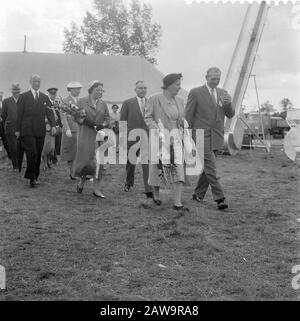 Besuch ihrer Majestät und Beatrix Markelo Königin Juliana und Beatrix bei der landwirtschaftlichen Ausstellung Goldene Spitzen Datum: 29. August 1957 Ort: Markelo Schlagwörter: Royal Visits Person Name: Beatrix (Prinzessin Niederlande) Juliana (Königin Niederlande) Stockfoto