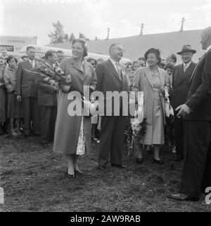 Besuch ihrer Majestät und Beatrix Markelo Königin Juliana und Beatrix bei der landwirtschaftlichen Ausstellung Goldene Spitzen Datum: 29. August 1957 Ort: Markelo Schlagwörter: Royal Visits Person Name: Beatrix (Prinzessin Niederlande) Juliana (Königin Niederlande) Stockfoto