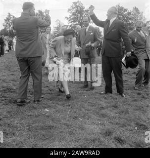 Besuch ihrer Majestät und Beatrix Markelo Königin Juliana und Beatrix bei der landwirtschaftlichen Ausstellung Goldene Spitzen Datum: 29. August 1957 Ort: Markelo Schlagwörter: Royal Visits Person Name: Beatrix (Prinzessin Niederlande) Juliana (Königin Niederlande) Stockfoto