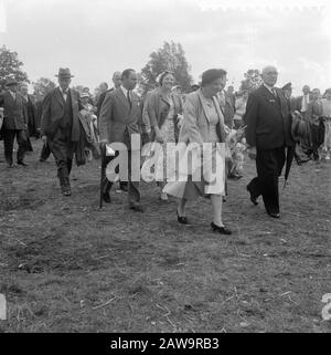 Besuch ihrer Majestät und Beatrix Markelo Königin Juliana und Beatrix bei der landwirtschaftlichen Ausstellung Goldene Spitzen Datum: 29. August 1957 Ort: Markelo Schlagwörter: Royal Visits Person Name: Beatrix (Prinzessin Niederlande) Juliana (Königin Niederlande) Stockfoto