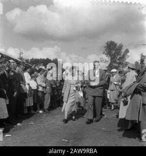 Besuch ihrer Majestät und Beatrix Markelo Königin Juliana und Beatrix bei der landwirtschaftlichen Ausstellung Goldene Spitzen Datum: 29. August 1957 Ort: Markelo Schlagwörter: Royal Visits Person Name: Beatrix (Prinzessin Niederlande) Juliana (Königin Niederlande) Stockfoto