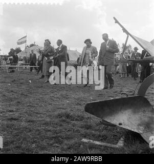 Besuch ihrer Majestät und Beatrix Markelo Königin Juliana und Beatrix bei der landwirtschaftlichen Ausstellung Goldene Spitzen Datum: 29. August 1957 Ort: Markelo Schlagwörter: Royal Visits Person Name: Beatrix (Prinzessin Niederlande) Juliana (Königin Niederlande) Stockfoto